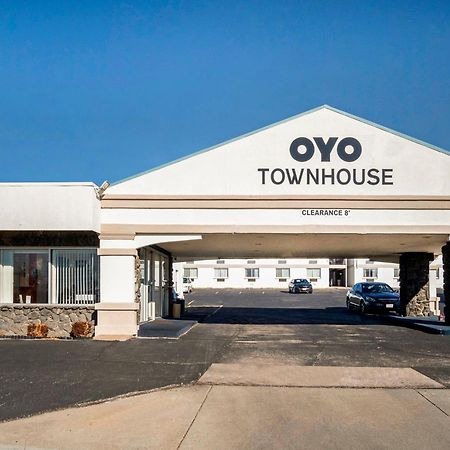 Oyo Townhouse Dodge City Ks Exterior photo