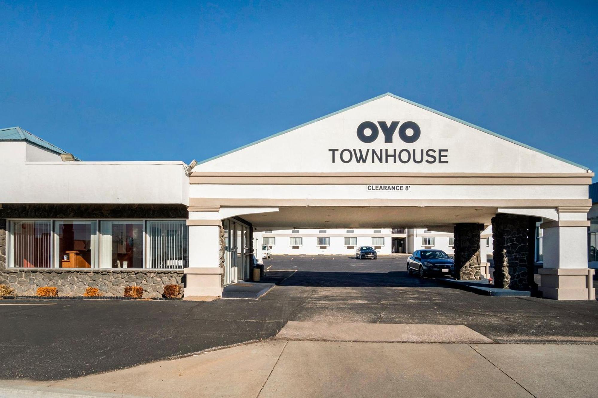 Oyo Townhouse Dodge City Ks Exterior photo