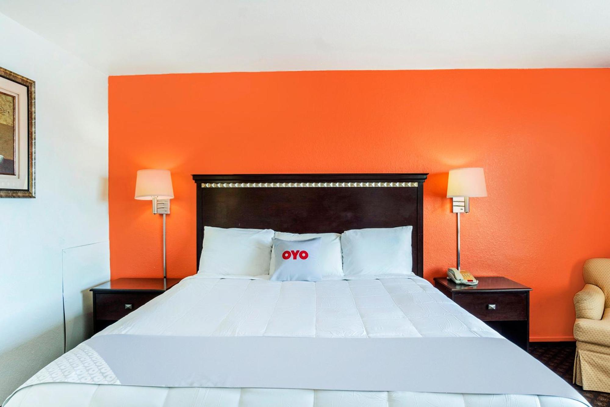 Oyo Townhouse Dodge City Ks Exterior photo